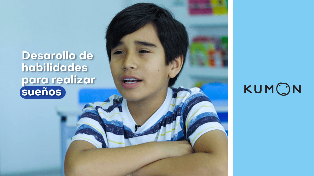 Alumno con los brazos cruzados hablando del desarrollo de habilidades con Kumon-Chile3
