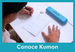 Material de Kumon sobre la mesa y las manos de un alumno haciendo la tarea como parte de la rutina Kumon-Chile